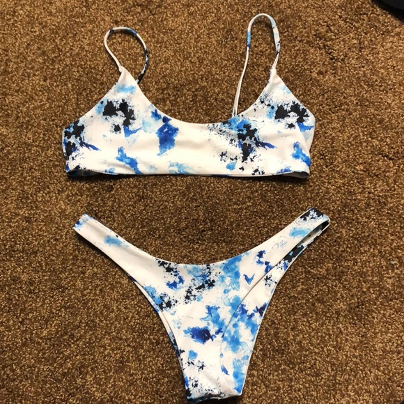 Bikini - Picture 1 of 3